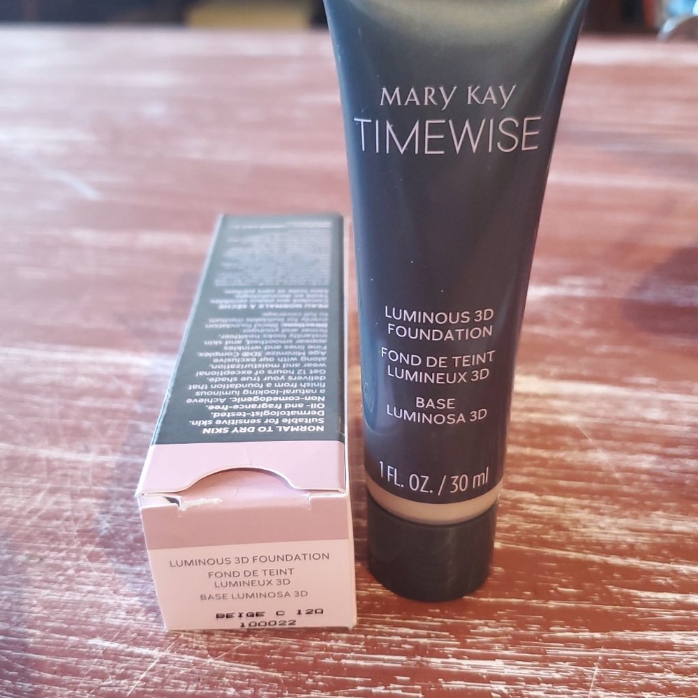 Beige C 120 (Cool) Luminous 3D Foundation  Normal to Dry Skin - TimeWise